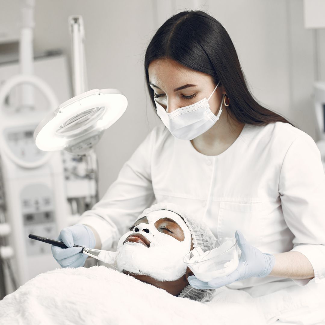 img of an Esthetician